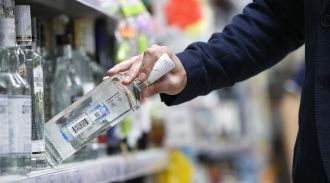 Нарколог назвала «условным рефлексом» спонтанные покупки алкоголя