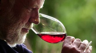 Японские ученые предположили, что вино помогает пожилым людям поддерживать мозг в "тонусе"
