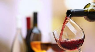 Минсельхоз: эксперты предлагают разрешить рекламу вина на дорогах в южных регионах России