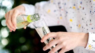 Нарколог заявила о способности детского шампанского спровоцировать тягу к спиртному