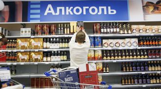 Почти половина россиян одобряет идею продажи алкоголя онлайн, показал опрос