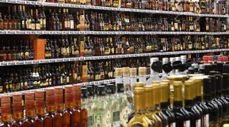 В Госдуме предложили убрать алкоголь и табак из обычных магазинов