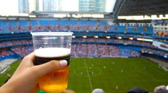 Большинство россиян не одобряют продажу пива на стадионах, показал опрос