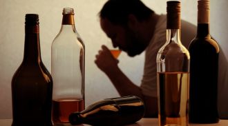 В России треть смертей мужчин до 60 лет связана с алкоголем, заявил эксперт