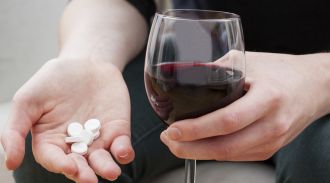 Фармаколог назвал лекарства, категорически несовместимые с алкоголем