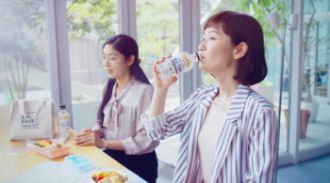 В Японии выпустили прозрачное пиво для офисных сотрудников.
