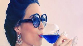 Синее вино начали продавать во Франции