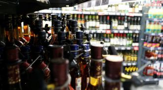 Властям предложили сократить число магазинов с алкоголем и табаком в 2,5 раза