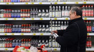 Эксперты: розничные продажи водки в январе - марте выросли на 8,5%
