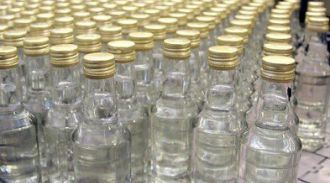 Более 18 тысяч бутылок подпольной водки найдены в вагоне на станции в Москве
