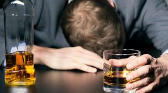 Медики назвали признаки появления алкогольной зависимости