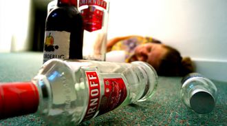 Роспотребнадзор: число острых отравлений алкоголем в РФ снизилось на 17% за пять лет