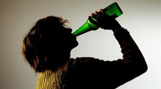 Названы самые уязвимые для алкоголизма категории населения