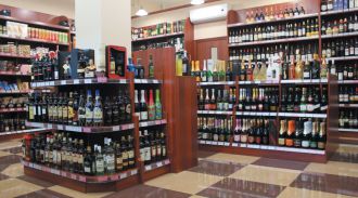 Депутат запросил Минздрав и Минпромторг о возможности убрать алкоголь с витрин магазинов
