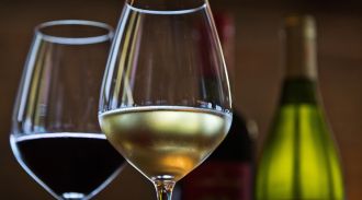 Производители поддерживают введение минимальной цены на вино для борьбы с суррогатом