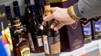 Минфин не видит оснований для повышения розничных цен на крепкий алкоголь в 2018 году