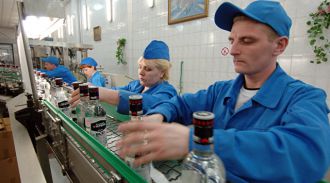 Россия в марте снизила производство водки, коньяка и пива
