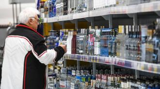 Минфин может предложить повысить минимальную розничную цену на водку до 230 рублей