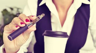 Ученые назвали еще одно опасное качество электронных сигарет