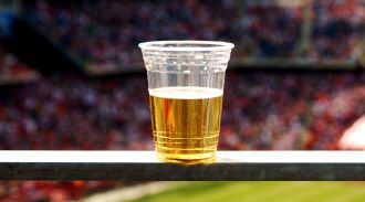 Глава Минспорта РФ счел допустимым возобновить продажу пива на стадионах