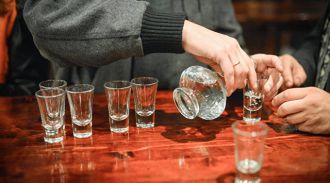 Даже небольшие дозы алкоголя атрофируют мозг, выяснили ученые
