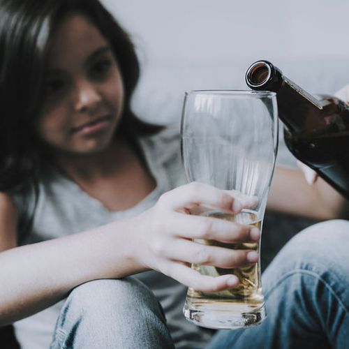Что делать, если несовершеннолетний ребёнок пьёт алкоголь?