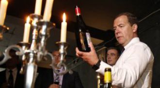 Медведев поручил проработать введение квоты для российских вин в рознице
