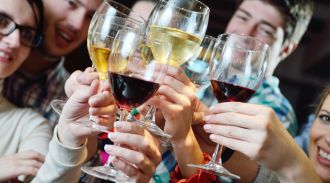 Эксперты выяснили, жители каких стран в 2020 году чаще всех злоупотребляли алкоголем