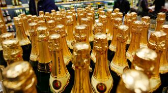 В России могут разрешить круглосуточную продажу шампанского в Новый год