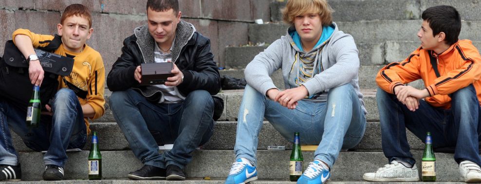 Русские подростки с разговорами. Подростковый алкоголизм частные фото. Несуразные подростки России.