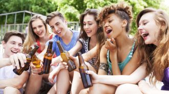 В Минздраве считают нужным принять меры по сокращению потребления алкоголя среди молодежи