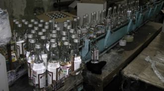 Челябинские полицейские закрыли цех по розливу суррогатной водки