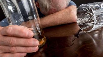 Эксперты: смертность от отравлений алкоголем в России выросла на 11,9%