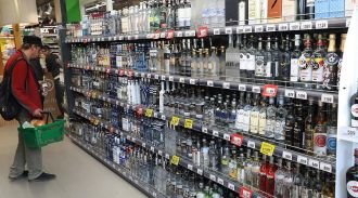 Водка не попала в список самых покупаемых россиянами товаров в алкомаркетах
