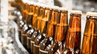 Объем производства пива в России снижается который год.