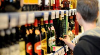 Эксперт: повышение возраста продажи алкоголя защитит подростков от расстройства личности
