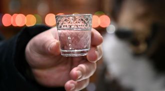 Россияне за 2021 год выпили более 1,5 миллиардов литров крепкого алкоголя