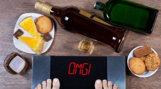 Роскачество не рекомендует употреблять алкоголь людям, соблюдающим диету
