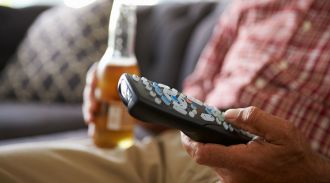 Нарколог предостерег от привычки пить перед телевизором