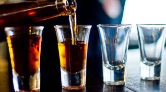 В Минздраве ответили на вопрос о пользе алкоголя в период пандемии
