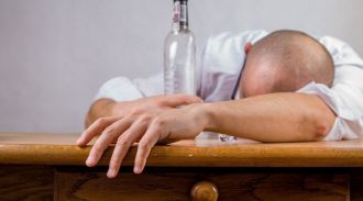 Нарколог рассказал, какой алкоголь нельзя пить натощак