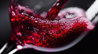 Ученые считают, что умеренное употребление красного вина помогает избежать набора веса