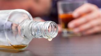 В Минздраве назвали средний возраст страдающих зависимостью от алкоголя россиян