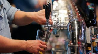 Около половины регионов хотят усилить запрет на продажу алкоголя в кафе в жилых домах