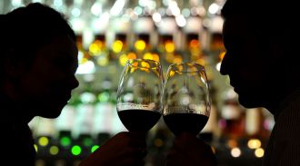 Ученые выяснили, что небольшое количество алкоголя улучшает языковые навыки