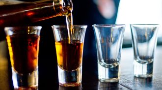 Врач назвал допустимые дозы алкоголя, превышение которых ведет к инсульту