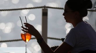 Минздрав считает необходимым повысить возраст продажи некрепкого алкоголя до 21 года
