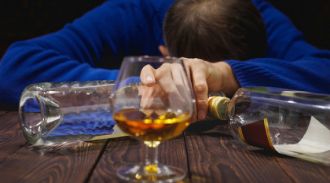 Россияне стали чаще умирать от употребления алкоголя