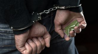 В Калуге сотрудниками полиции задержан местный житель, подозреваемый в причастности к незаконному обороту наркотиков