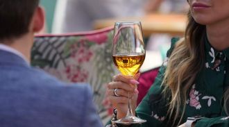 Злоупотребление алкоголем может увеличивать риск заражения коронавирусом вдвое